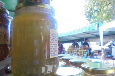 Apicultorii români etalează proprietățile terapeutice ale mierii, ca să reușească să o vândă en detail, la târguri; unii dintre ei hrănesc însă albinele cu siropuri produse industrial