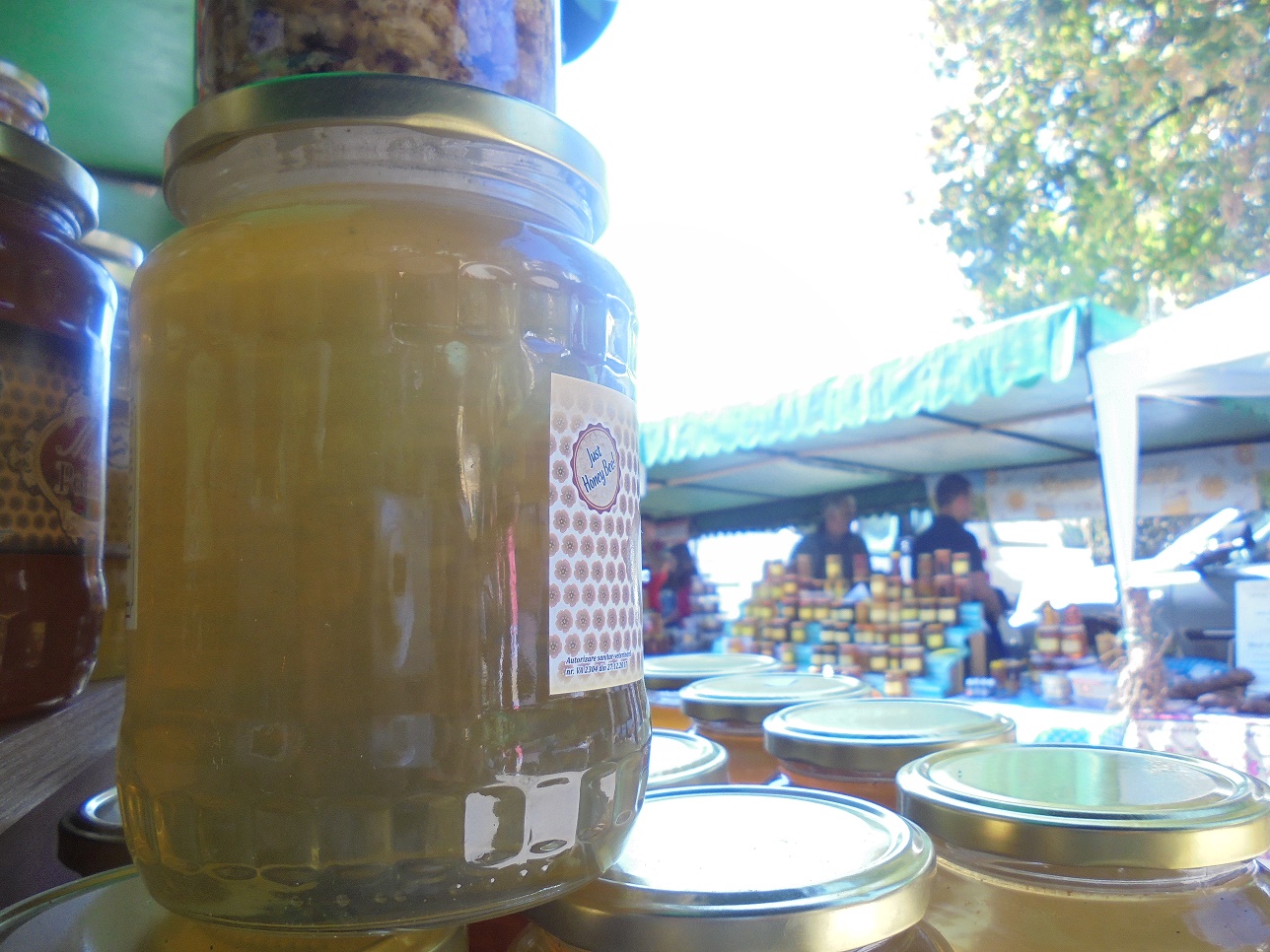 Apicultorii români etalează proprietățile terapeutice ale mierii, ca să reușească să o vândă en detail, la târguri; unii dintre ei hrănesc însă albinele cu siropuri produse industrial