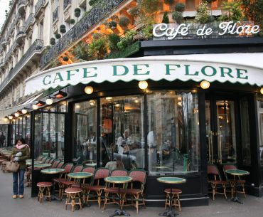 Celebra cafenea pariziană, Cafe de Flore, care a rămas deschisă și în timpul celui de-al Doilea Război Mondial, a fost închisă din cauza pandemiei Covid - 19