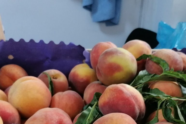 Onestitatea unui mic comerciant român: etichetează corect fructele din import; contrar propagandei anti-occidentale, fructele și legumele din import ajung nu numai în hypermarketuri, ci și în micile magazine