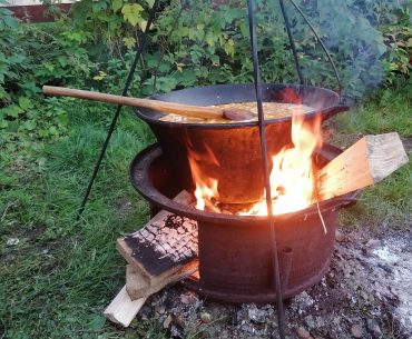 BOGRACS cu carne de mistreț, rețetă preparată de un pădurar din județul Bihor, în stațiunea montană Arieșeni