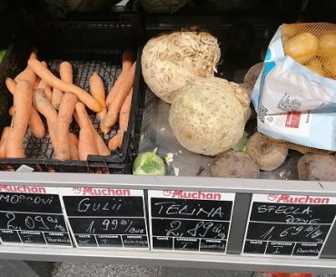 Morcovii strâmbi, scoși la vânzare! Două hypermarketuri din Marea Britanie au luat această decizie pentru a-i ajuta pe fermierii afectați de secetă și pentru a reduce risipa alimentară
