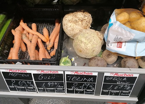Morcovii strâmbi, scoși la vânzare! Două hypermarketuri din Marea Britanie au luat această decizie pentru a-i ajuta pe fermierii afectați de secetă și pentru a reduce risipa alimentară