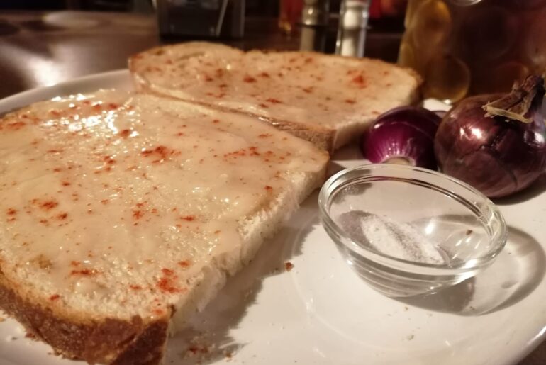 ”MÂNCAREA SĂRACULUI”, pita cu unsoare, vândută cu 23 de lei felia la Festivalul Electric Castel, din Cluj-Napoca; de precizat că sortimentul gastronomic ardelenesc conține și o felie de bacon
