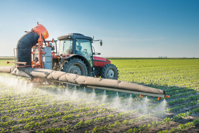 Fermierii francezi, obligați de autorități să reducă masiv utilizarea erbicidului prosulfocarb, din cauza riscului de reacție cutanată la copii