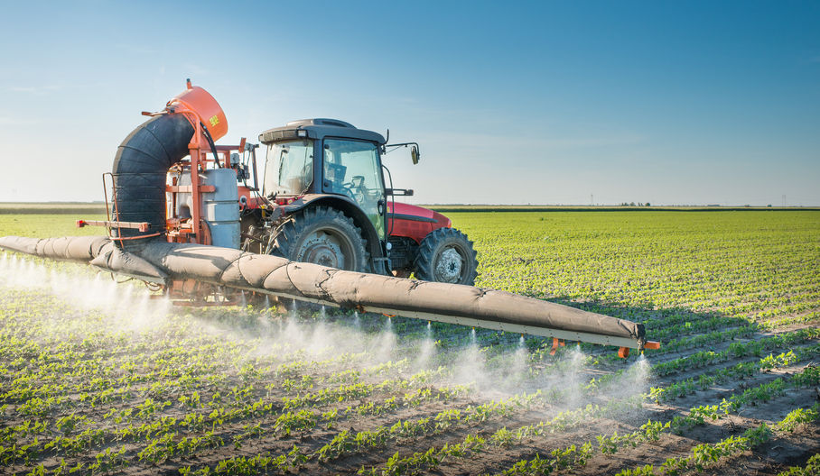 Fermierii francezi, obligați de autorități să reducă masiv utilizarea erbicidului prosulfocarb, din cauza riscului de reacție cutanată la copii
