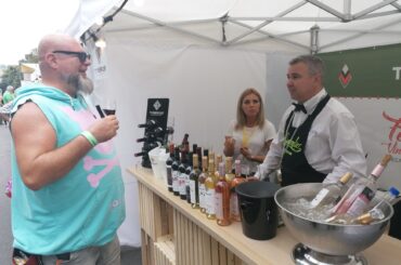 Vinurile de peste Prut, degustate la București, pe șoseaua Kiseleff, ajutorul codului QR