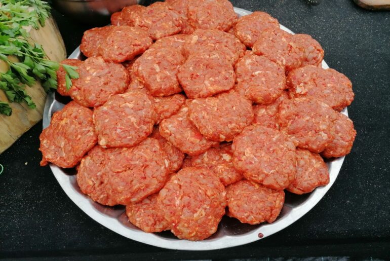 PITUȘCA, burgerul românesc promovat la Buzău de doi antreprenori locali; ei organizează evenimente culinare folosind produse de la micii fermieri