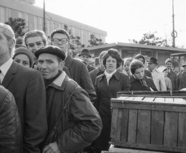 DOCUMENT DESPRE COMUNISM: Moș Gerilă ( cum i se spunea atunci lui Moș Crăciun ), rugat să aducă, drept cadouri, ulei, zahăr, ceapă, ouă și cafea, alimente tot mai dificil de cumpărat în acea perioadă