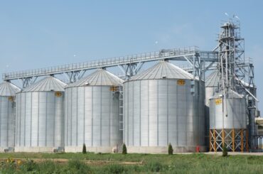 Fabrici de procesare sau silozuri? Mulți bani europeni destinați procesării materiilor prime agricole vor fi cheltuiți, de fapt, pentru construirea de silozuri!