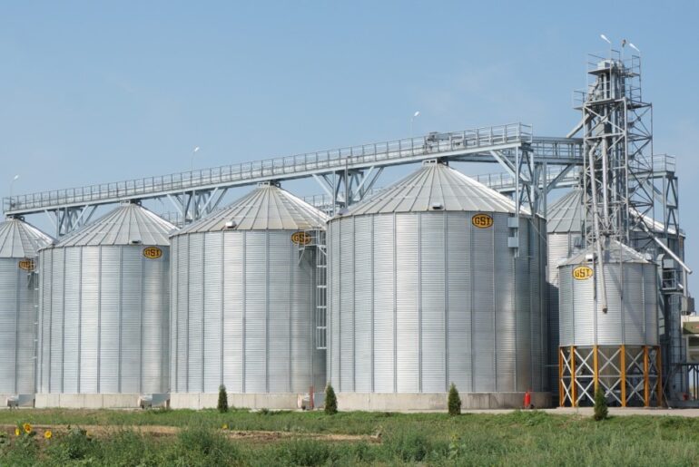 Fabrici de procesare sau silozuri? Mulți bani europeni destinați procesării materiilor prime agricole vor fi cheltuiți, de fapt, pentru construirea de silozuri!