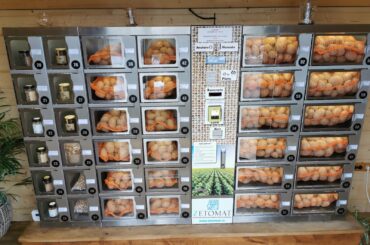 Un fermier din Bihor a deschis primul automat din România pentru vânzarea cartofilor