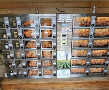 Un fermier din Bihor a deschis primul automat din România pentru vânzarea cartofilor
