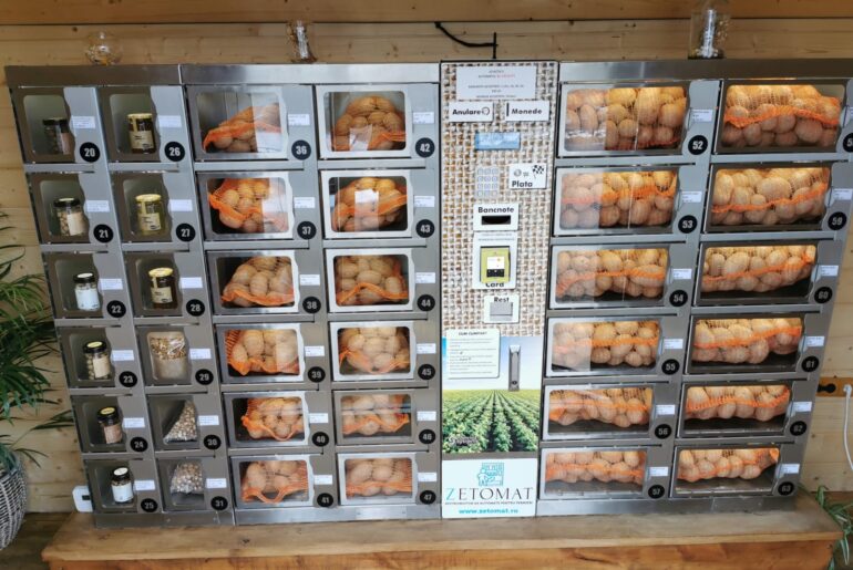 Un fermier din Bihor a deschis primul automat din România pentru vânzarea cartofilor
