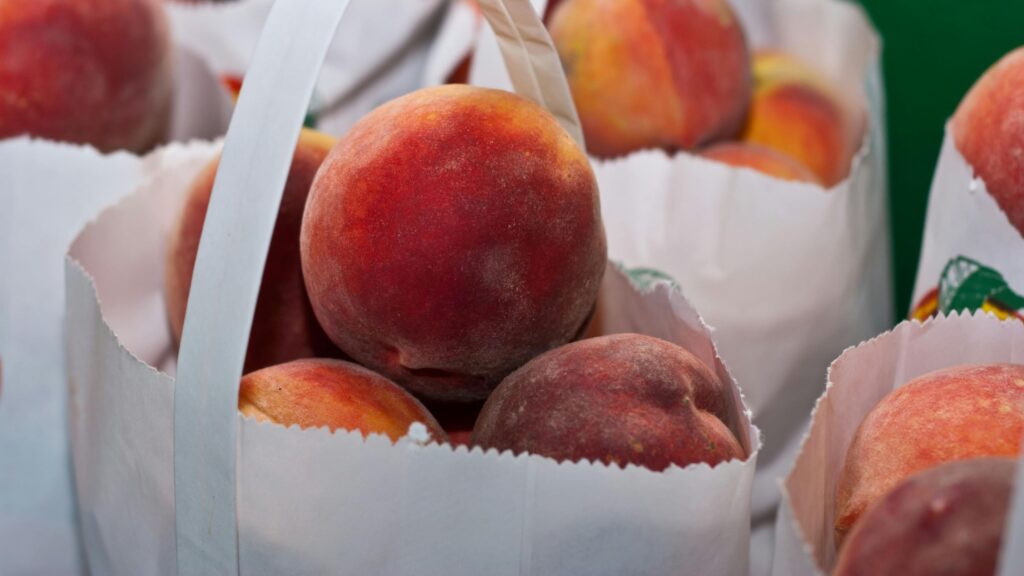 Un român consumă anual 0,55 kilograme de piersici din producția internă.
