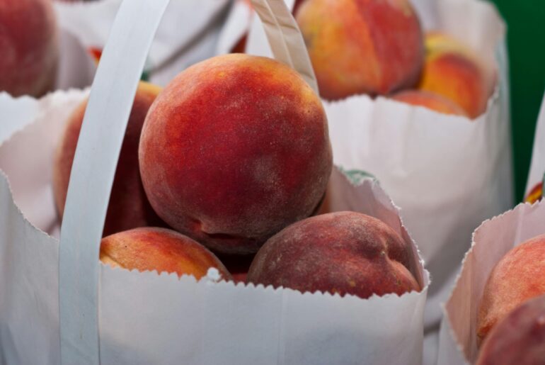Un român consumă anual 0,55 kilograme de piersici din producția internă.