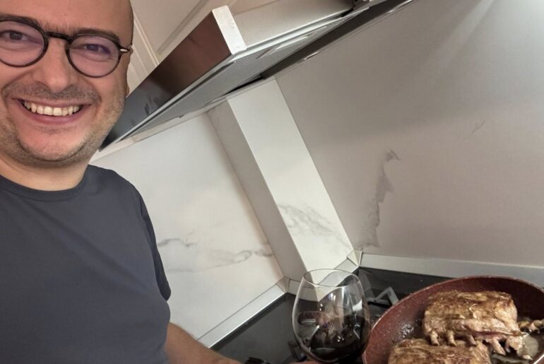 Cotlet de porc cu coaste la cuptor, rețeta analistului financiar Iancu Guda: „Poți găti gustos, sănătos și ieftin acasă, cu doar 35 de lei porția”