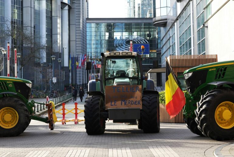 Acțiune fulger a Copa-Cogeca la Strasbourg: fermierii europeni protestează împotriva bugetului UE și a viitoarei PAC