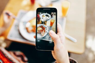 Românii, pe locul 2 în UE la încrederea în influenceri privind riscurile alimentare | Sondaj EFSA