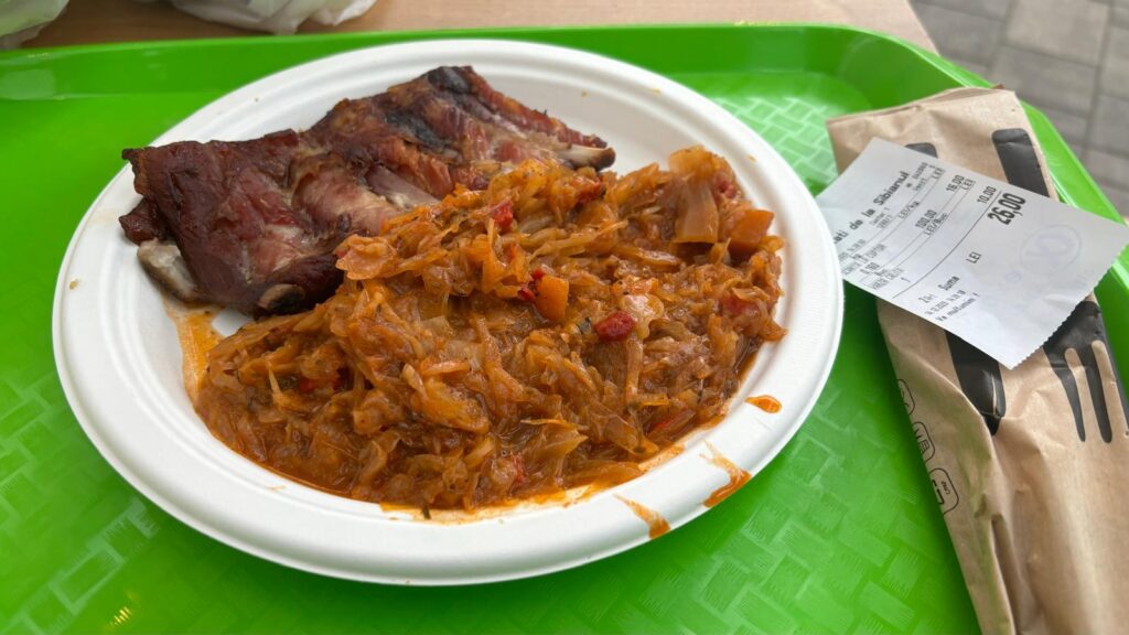 O bucată de scăriță de porc la grătar cu varză, prima mea porție de mâncare în noul Obor. Ce am cumpărat, cât am cheltuit