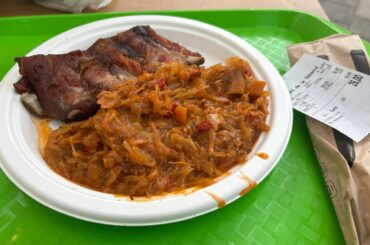 O bucată de scăriță de porc la grătar cu varză, prima mea porție de mâncare în noul Obor. Ce am cumpărat, cât am cheltuit