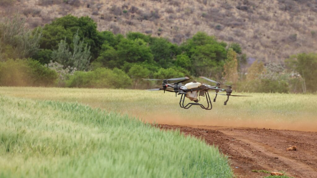 Comisia Europeană propune ca utilizarea dronelor pentru pulverizarea pesticidelor să fie permisă