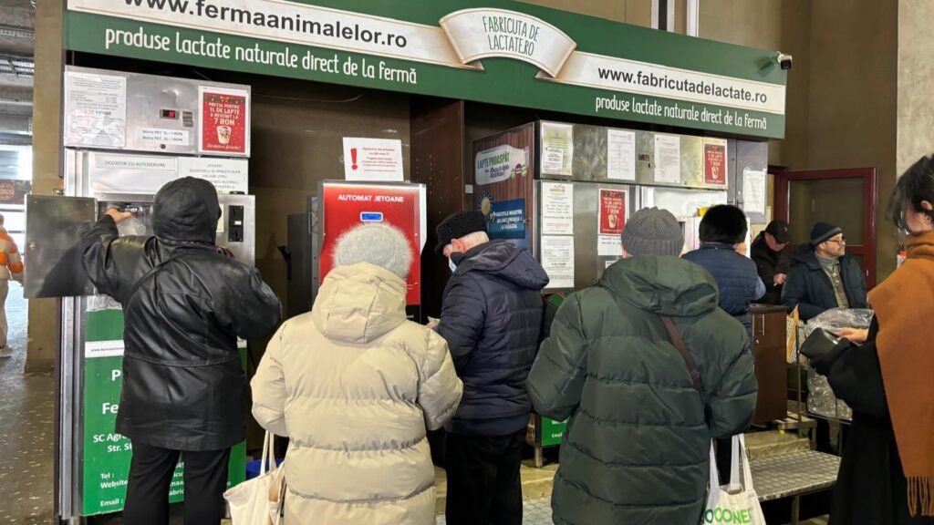 Prețul laptelui de vacă la automat în Piața Obor