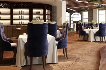Românii declară că ies mai rar la restaurant