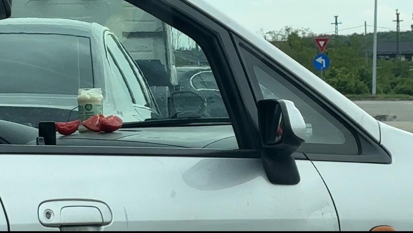 VIDEO Șoferul unui autoturism mânâncă roșii de pe bordul mașinii, într-o parcare Meniu frugal cu roșii pe bordul mașinii în parcare