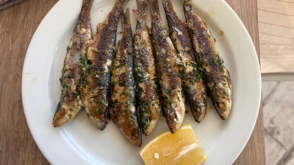 „Chiringuito”, istorie, boemie și gastronomie în Sitges, pe plaja Mediteranei