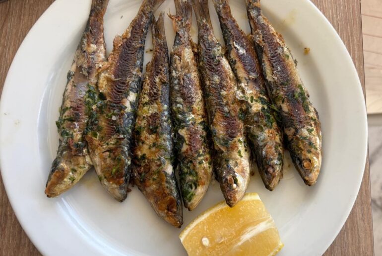„Chiringuito”, istorie, boemie și gastronomie în Sitges, pe plaja Mediteranei