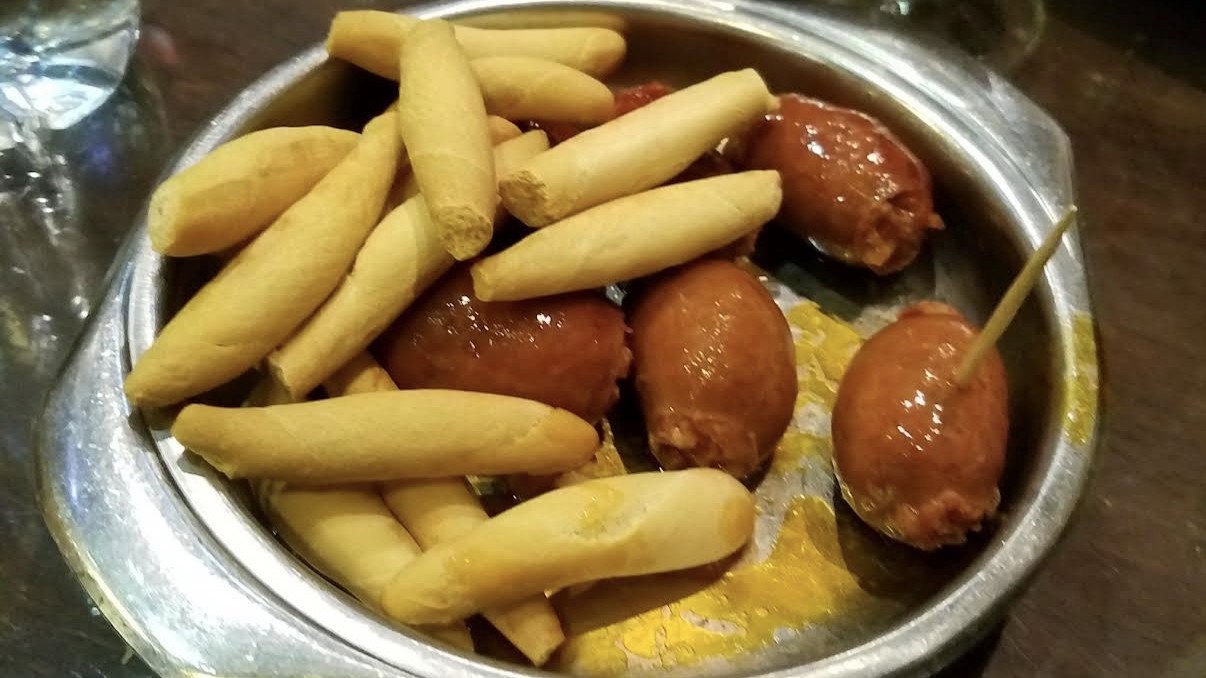 LOCURI ȘI MESE Comanzi o bere și primești gustarea din partea casei. Modelul spaniol: pe lângă băutură, ai parte de tapas gratis! Restaurantele spaniole oferă gustări gratuite la bere