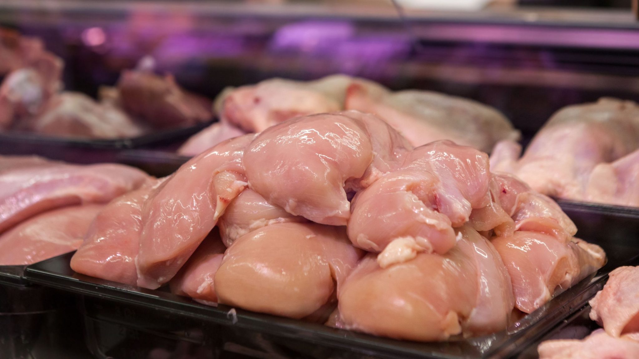 Siguranța cărnii, sub presiune în 2025: Salmonella domină alertele, iar fraudele alimentare rămân o problemă majoră